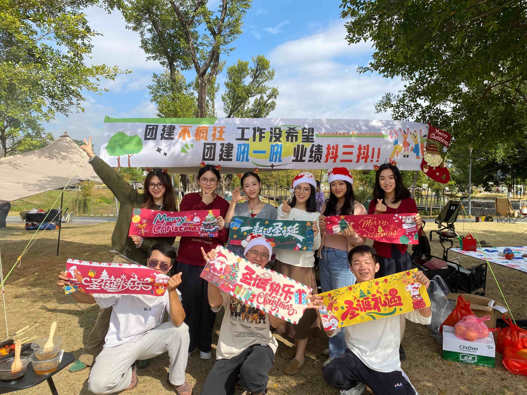 Прославување на Божиќната сезона заедно од мебелот Норлер Прославување на Божиќната сезона заедно од мебелот Норлер