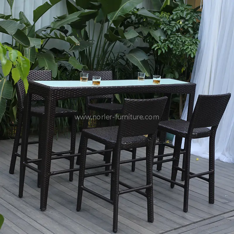 Како да го изберете најдобриот сет за барови на отворено за вашиот двор или двор